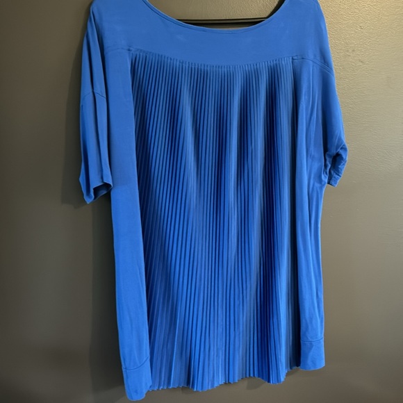 Blue!  Cute pleat back Chico’s tee - Sz 2 (L) - Picture 2 of 3